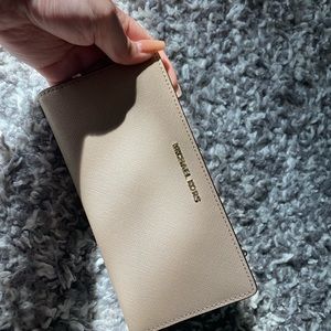 Michael kors flat wallet
